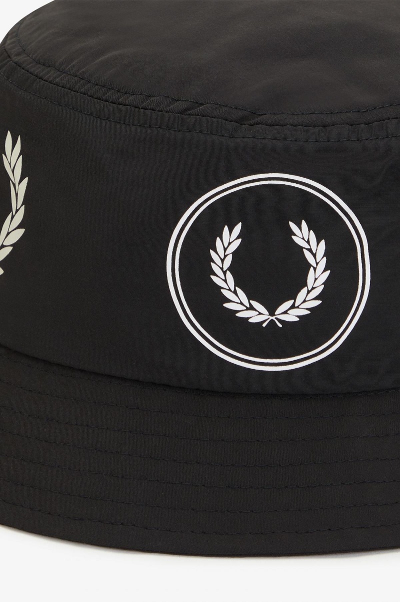 Fred Perry Grafiske Branding Bucket Hatt Accessories Svarte | NONZX14999